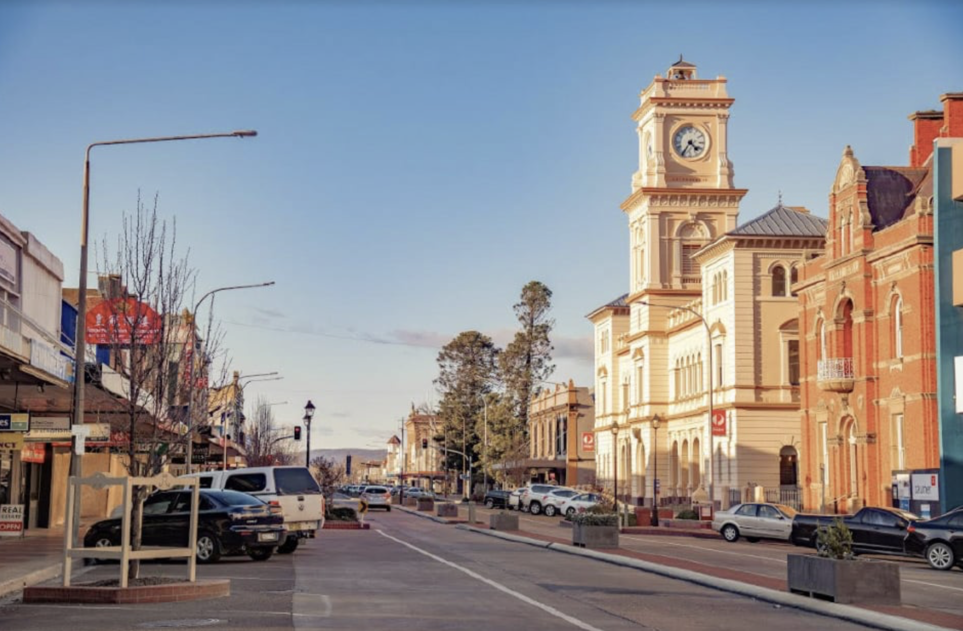 Auburn Street and the historic clock tower in Goulburn CBD, a service area where Mould Hunters treats mould in heritage homes, rural properties and commercial buildings